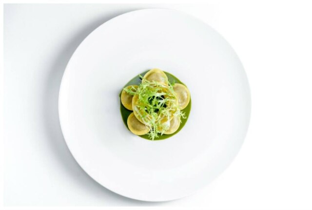 Tadeu Brunelli|Estadão Ravioli de costela defumada com salsa verde de erva mate e pimenta cambuci, prato do novo menu-degustação do Evvai