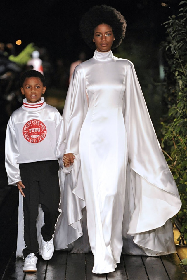 Maria Valentino, MCV Photo/The Washignton Post Um longo branco fluído e uma das colaborações da Pyer Moss, no caso com a marca Fubu, usada pelo menino