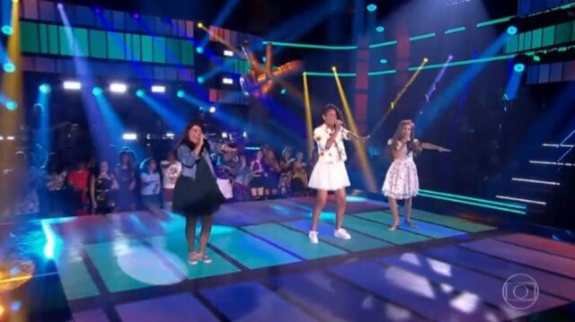 Reprodução de 'The Voice Kids' (2019) / Globo Participantes do 'The Voice Kids' cantam e dançam 'Ragatanga', do Rouge.