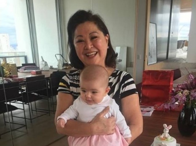 Instragram/@kikasatorahal A mãe da apresentadora Sabrina Sato, Kika, e a netinha Zoe.