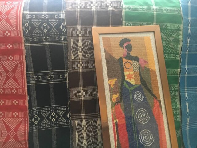 Ludimila Honorato/Estadão Panos da terra, de diferentes cores, e quadro feito em Cabo Verde.