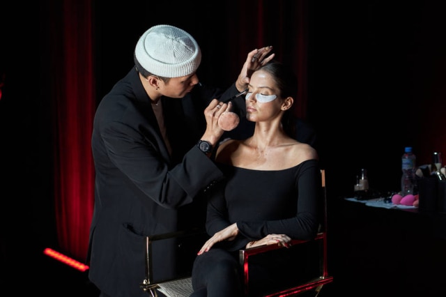 Mateus Moraes/ Beauty Trends Patrick Ta durante aula no palco do Beauty Trends; o maquiador aplicou 'eyepatches' na modelo para evitar que a sombra caísse na parte inferior dos olhos
