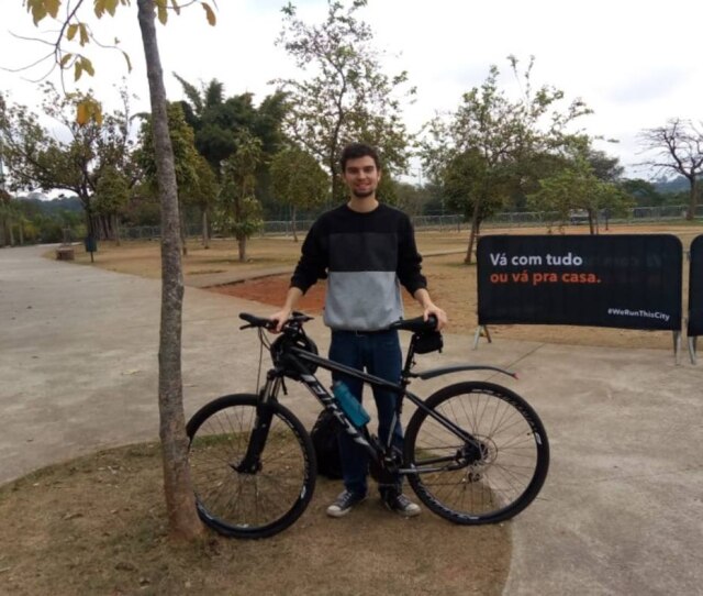 Arquivo pessoal / Cedida por Marcos Hermanson O estudante Marcos Hermanson, de 22 anos, pedala cerca de 27 quilômetros todos os dias.
