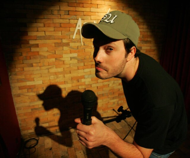 J. F. Diorio / Estadão Danilo Gentili na casa Ao Vivo, em Moema, onde se apresentava no ano de 2007.