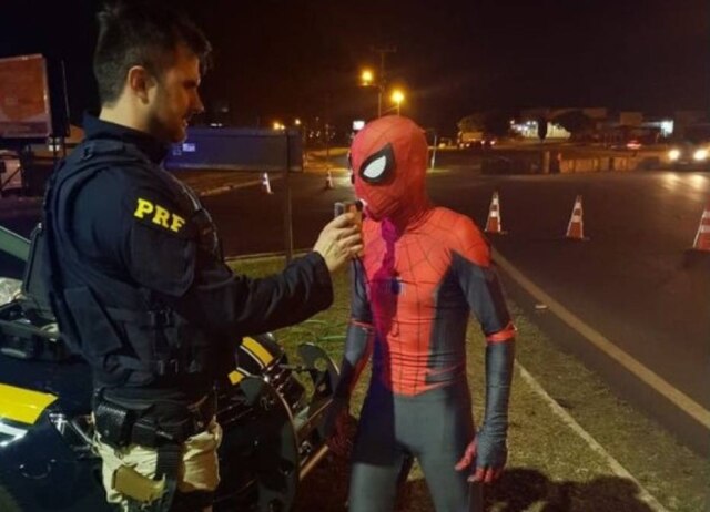 Twitter/PRF191PR Nem o Homem-Aranha escapa da blitz da lei seca, no Paraná.