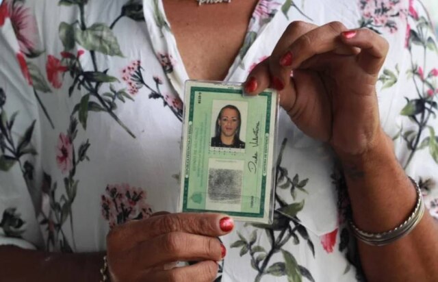 Caio Nascimento / Estadão Além de emprego, moradia e estudos, Duda Valentina conquistou sua identidade feminina. RG da mulher não consta mais seu nome e foto masculinos do passado.