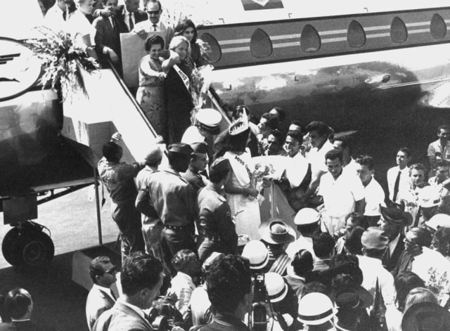 Ieda Maria Vargas é recebida com festa ao desembarcar no aeroporto de Brasília como a Miss Universo 1963.