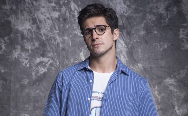 João Miguel Júnior / Globo / Divulgação Igor Cosso dá vida ao personagem Júnior, irmão de Kyra (Vitória Strada) e Bia (Valentina Bulc) em 'Salve-se Quem Puder'. Filho do meio, é introspectivo e se sente responsável pelo zelo da família.