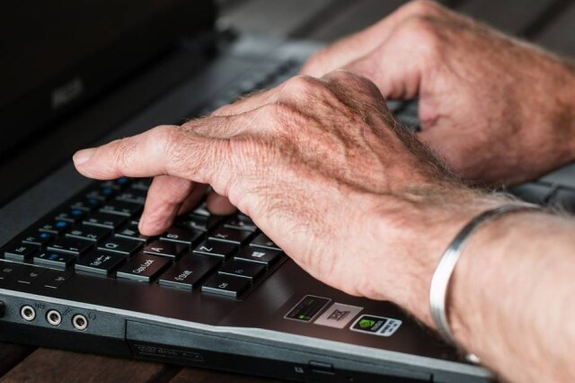 Pixabay Idosos aproveitam quarentena para aprender a programar games.