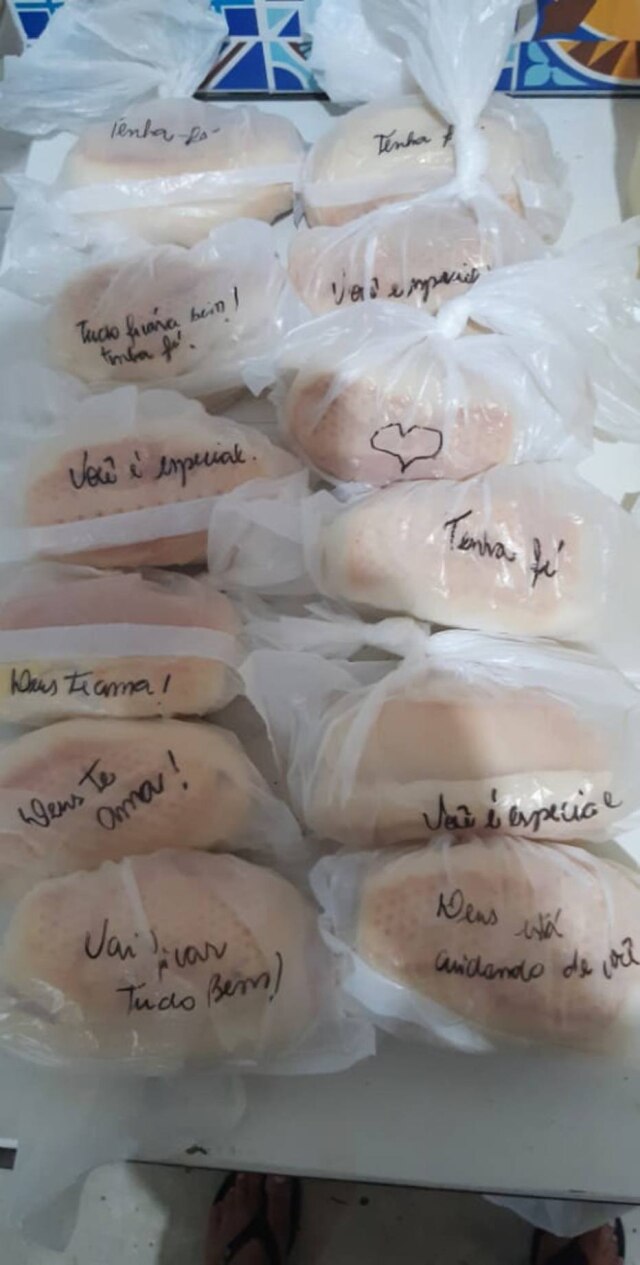 Todos para o Bem / Divulgação Os alimentos são colocados com sacolas com mensagens positivas para os moradores de rua