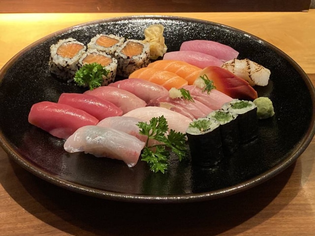 Akira Otani Sushiman Jun Sakamoto prepara combinados para delivery.