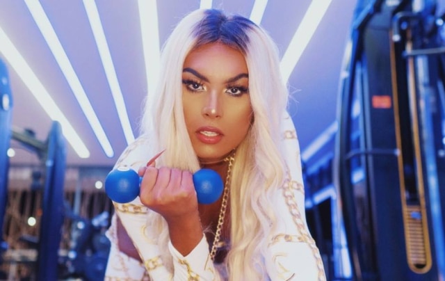 Hugo Barros Danny Bond é a primeira artista transexual a conquistar o primeiro lugar de vendas no iTunes Brasil com a música 'Traz o B'