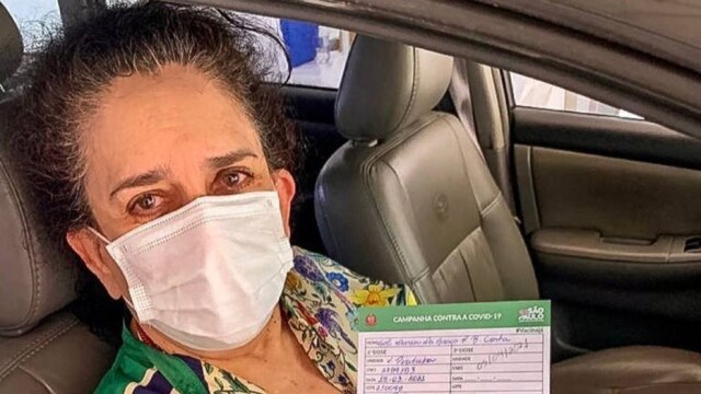 Reprodução Twitter / Gal Costa Gal Costa exibe sua carteira de vacinação nas redes sociais