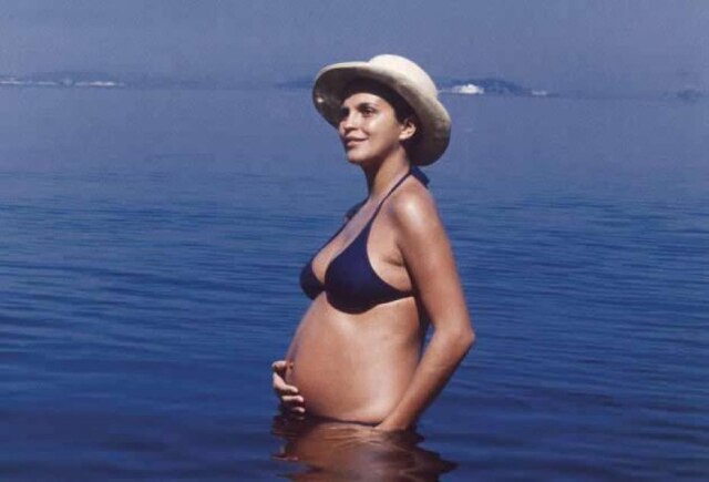 Joel Maia A atriz Leila Diniz grávida de seis meses em 1971. A foto chamou muito a atenção na época e foi problematizada porque mulheres não mostravam a barriga de grávida em público.