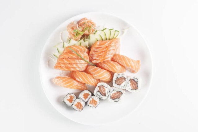 Combinado com sushis de sashimi de salmão, do Sassá Sushi.