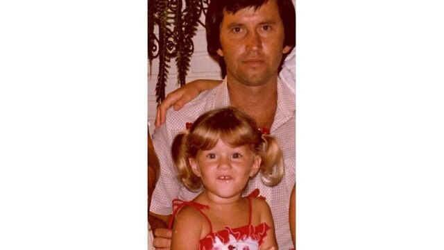 Reprodução Instagram "Um pai, às vezes, funciona como sinalizador no momento de dúvida, quando perguntado, mas cada um é construtor de seus resultados." Na foto, Sr. Valdir com a pequena Gisele no colo