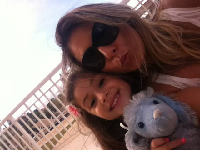 Arquivo pessoal Fabiana com a sua filha Bia, de oito anos