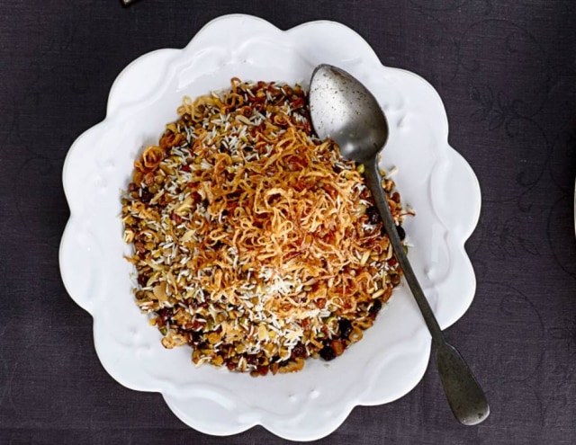 Receita de arroz de lentilha com amêndoa, pistache e cebola confitada