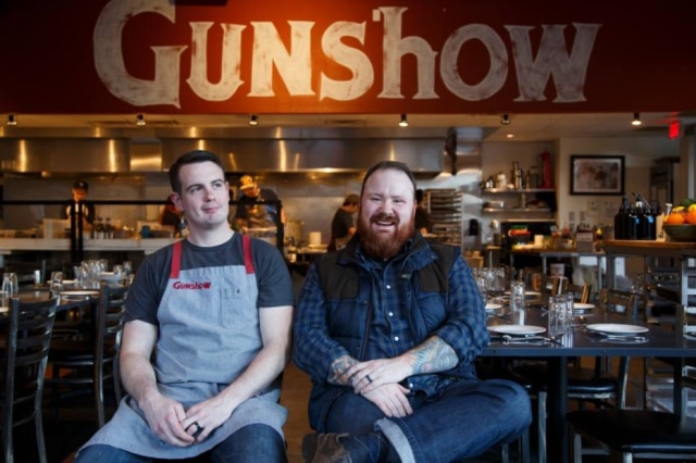Dustin Chambers|NYT Joey Ward, atual chef de cozinha do Gunshow, com Kevin Gillespie, que abriu o restaurante.