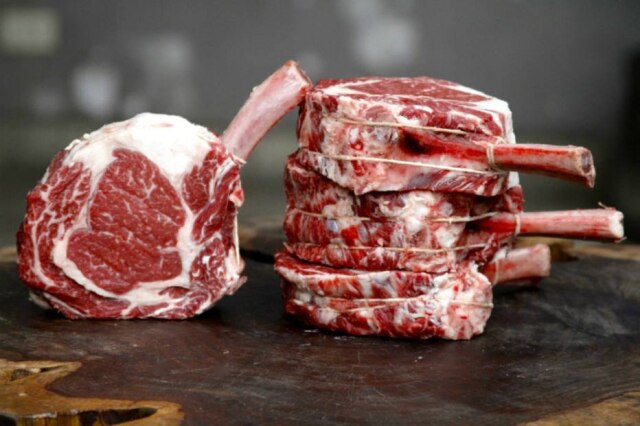 Gabriel Gabe|Divulgação Peças de ribeye maturadas por Rogerio Betti
