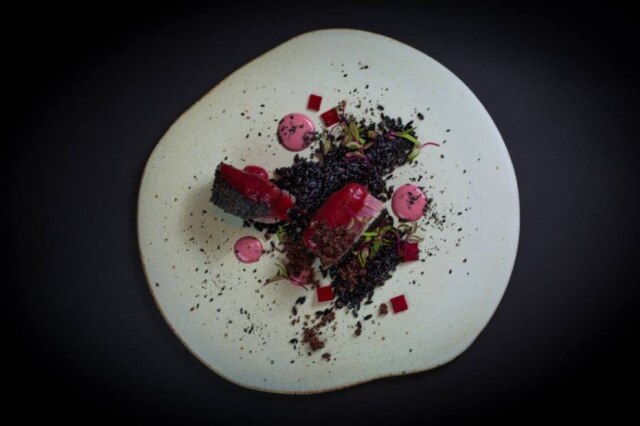 Raphael Criscuolo|Estadão Degrade de atum com arroz negro tostado