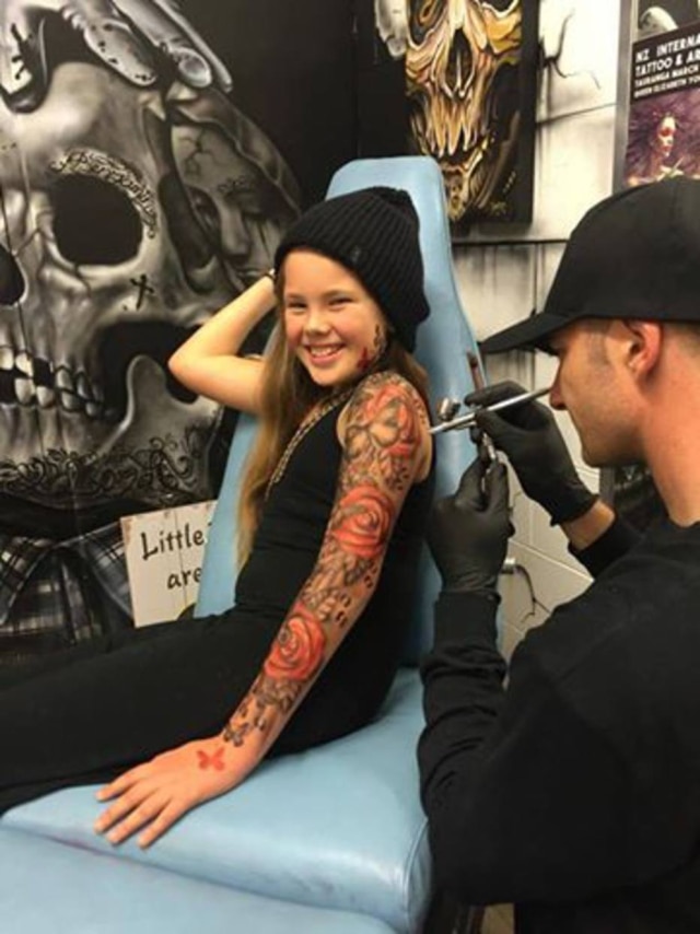 Reprodução/ Facebook Em uma das legendas no seu Facebook, o tatuador escreveu que é são os sorrisos das crianças que o fazem feliz