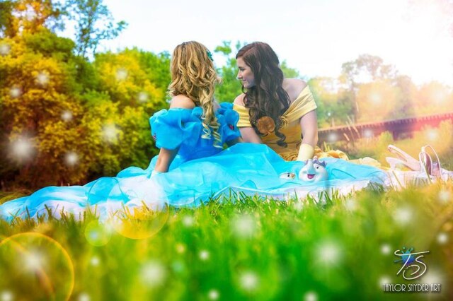 Reprodução/Facebook Americanas fizeram ensaio de casamento inspirado em princesas da Disney.