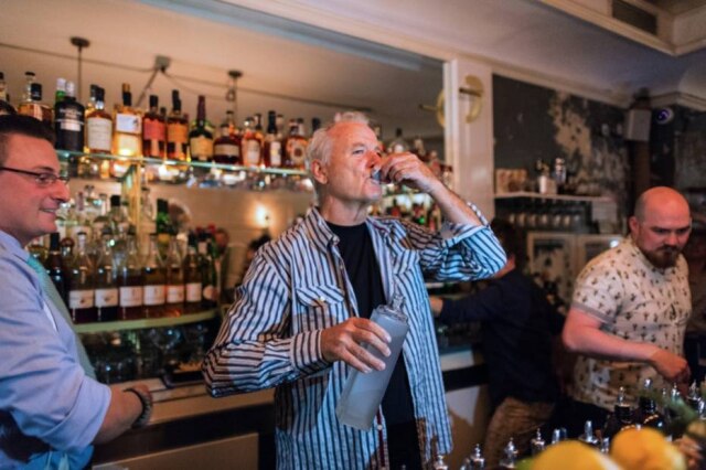 Daniel Krieger|NYT Bill Murray: bar, vodca, mão à obra.