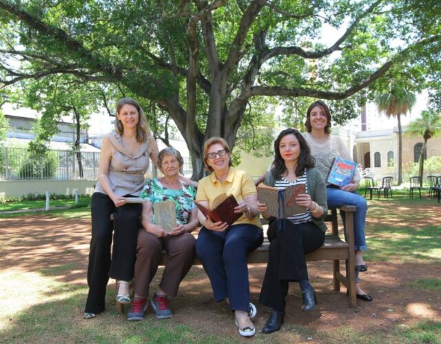 Sergio Castro|Estadão Algumas herdeiras de cadernos, da esq. à dir.: Silvia Prevideli e sua mãe, Zulmira, Haydée Tardini, Mariana Weber e Patrícia Lopes