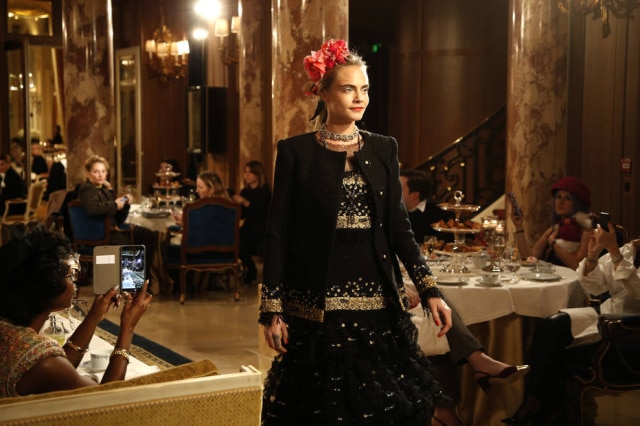 AP Photo/Thibault Camus Cara Delevigne, que se aposentou das passarelas em 2015, voltou com tudo no desfile da Chanel.