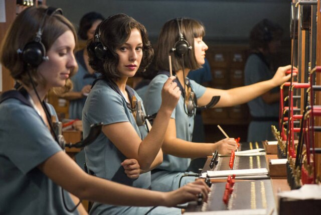 Divulgação/Las Chicas Del Cable Apesar de retratar uma época mais antiga, a fotografia é moderna, com tons fortes e contrastantes