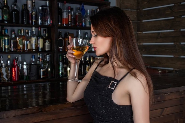 Pixabay Substâncias popularmente conhecidas como Boa Noite, Cinderela são colocadas em bebidas e as vítimas ficam mais vulneráveis a abusos.