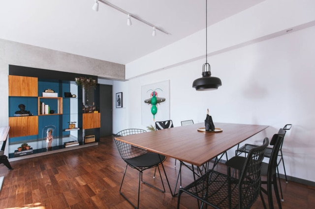 Daniel Lee/Electromacore O morador solicitou que todo o apartamento fosse modificado, e ,como resultado, o local espelha o seu estilo. Acima, a sala com mesa com seis cadeiras de estilos diferentes