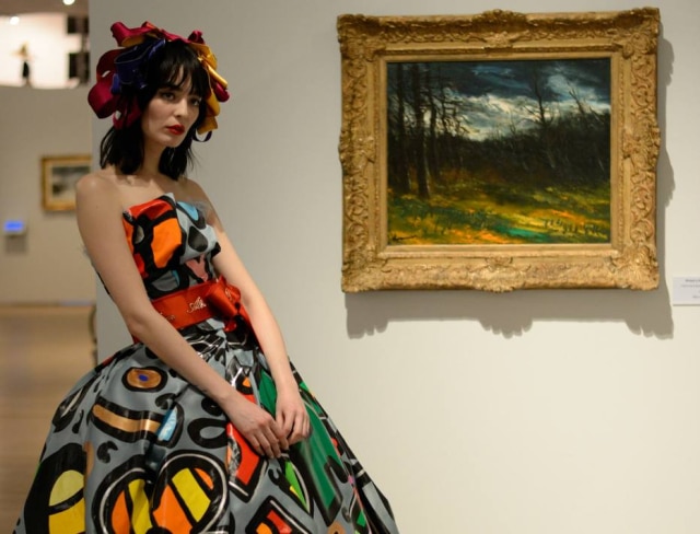 Cortesia Dolce & Gabbana O modelo inspirado na obra de Romero Britto ao lado de uma pintura de Maurice de Vlaminck, expoente do fauvismo, no museu Soumaya