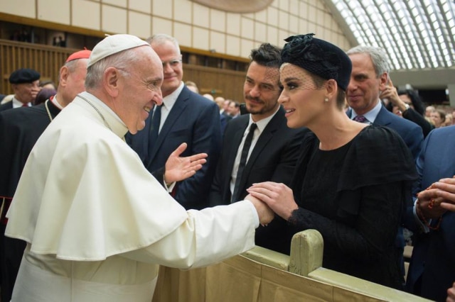 EFE/EPA/VATICAN MEDIA FOTO Katy Perry e Orlando Bloom se encontraram com o Papa Francisco no Vaticano.