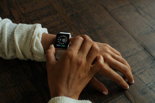 Pixabay Função que monitora batimentos cardíacos do Apple Watch ajudou jovem americana a descobrir problema nos rins.