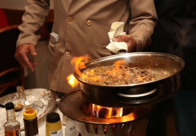 Alex Silva|Estadão Das antigas. No restaurante Tatini, o estrogonofe é preparado à mesa, no réchaud