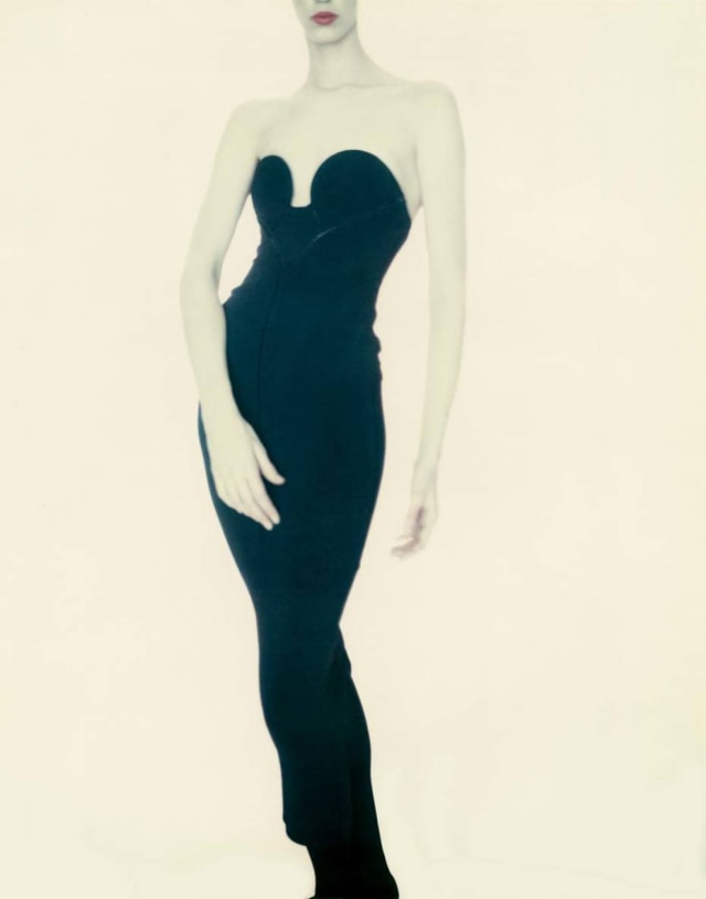 Paolo Roversi/ divulgação Fundação Helmut Newton "Meg, Alaïa Dress", 1987, do italiano Paolo Roversi, outra imagem da coleção de Carla Sozzani