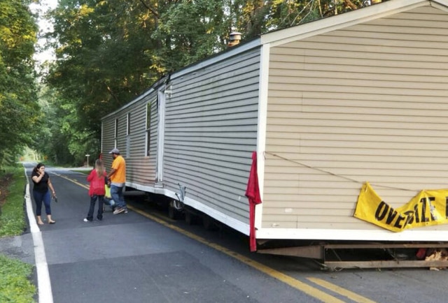 Dover Delaware Police Department via AP Casa pré-fabricada foi abandonada em uma rodovia dos EUA.