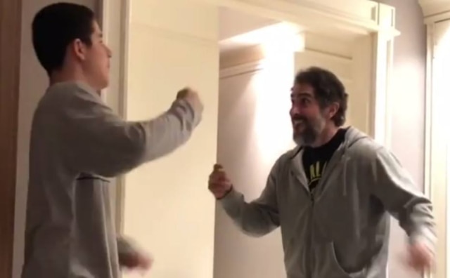 Reprodução de vídeo em postagem do Instagram (2018)/ @marcosmion Marcos Mion e o filho Romeo dançando juntos.