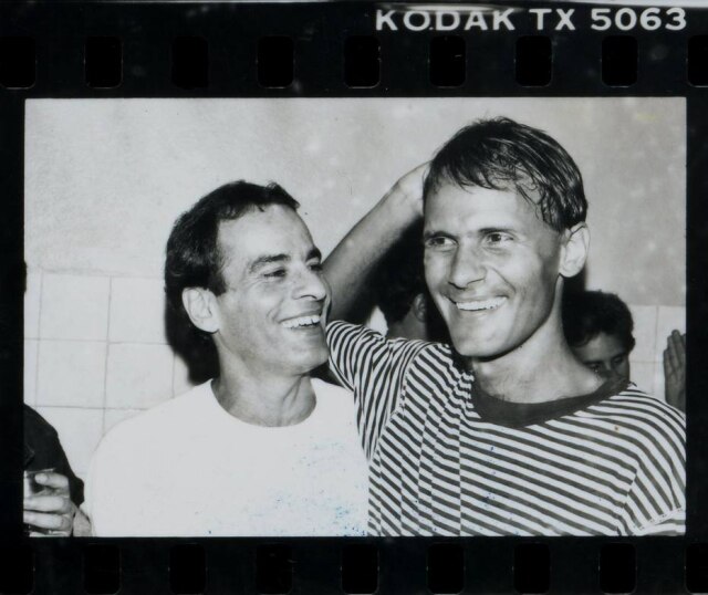 Fernando Arellano / Estadão Mais uma variação de imagem para a sequência registrada entre Cazuza e Ney, nos bastidores do show de lançamento do disco 'Ideologia', em 1988. Clique aqui para ver mais