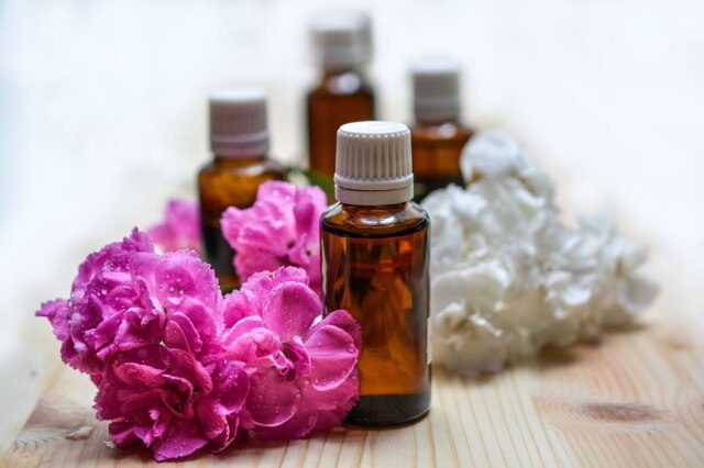 monicore/Pixabay Curiosidade: são necessários 300 quilos de lavanda ou duas toneladas de pétalas de rosa para se fazer um litro de óleo essencial.