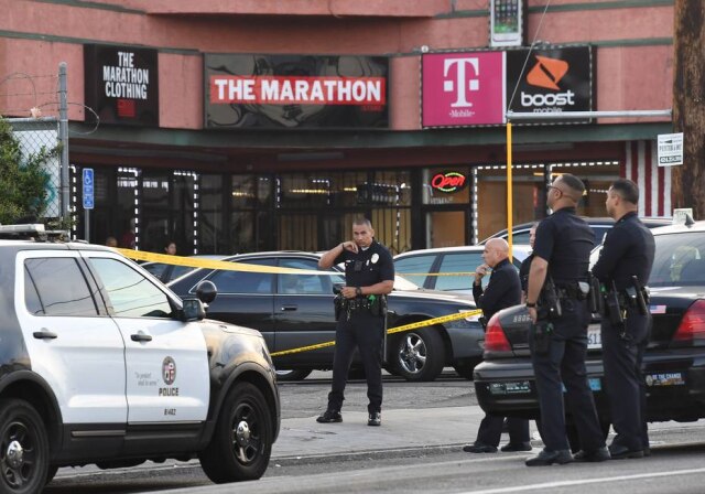 Mark Ralston / AFP Polícia à frente da loja The Marathon, do rapper Nipsey Hussle; ele e outras duas pessoas foram baleadas no local no último dia 31 de março.