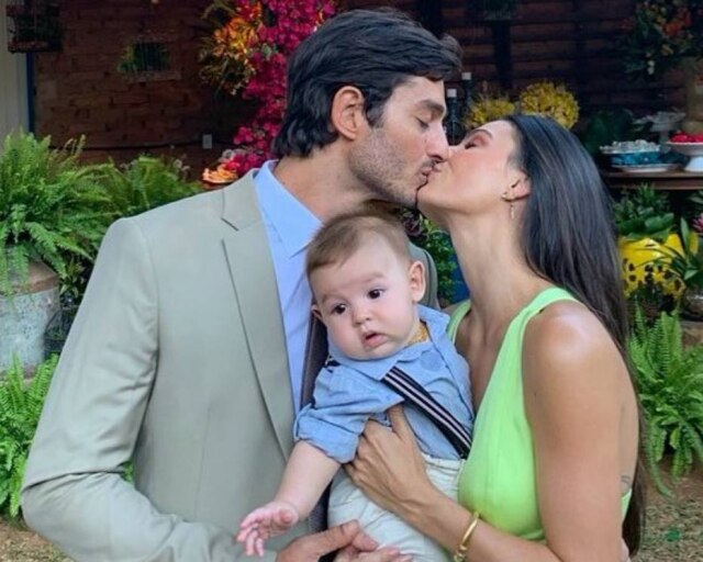Instagram/@isisvalverde Isis Valverde com o marido André Resende e o filho Rael.