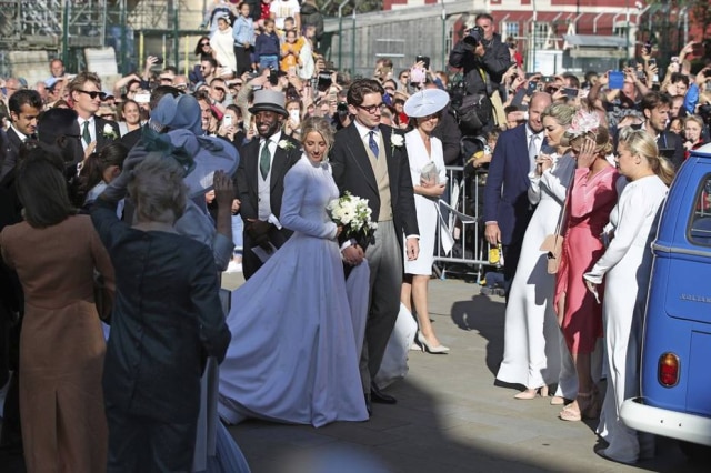 Danny Lawson/PA via AP Recém-casados Ellie Goulding e Caspar Jopling deixam a catedral York Minster, em York, na Inglaterra