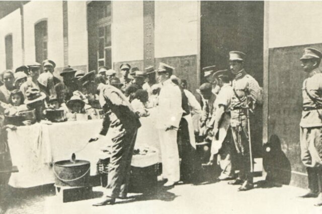 Reprodução Distribuição de sopas durante a epidemia de gripe espanhol, 1918.