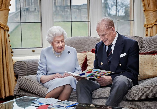 Chris Jackson / Buckingham Palace / AFP Rainha Elizabeth e Príncipe Philip em aniversário de 73 anos de casamento