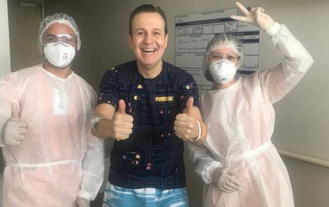 Instagram/ @zucatelli O apresentador Celso Zucatelli ao lado da equipe médica, no Hospital Israelita Albert Einstein