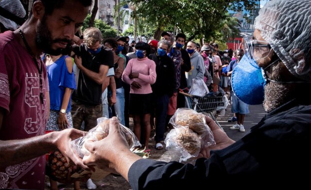 Werther Santana/Estadão O chef Ricardo Frugoli percorre todas as manhãs pontos da região central da cidade para garantir o café da manhã de moradores de rua