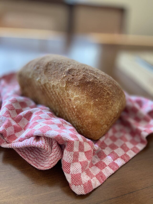 Papoula Ribeiro Pão de forma artesanal, feito com farinha de trigo, água e fermento biológico.
